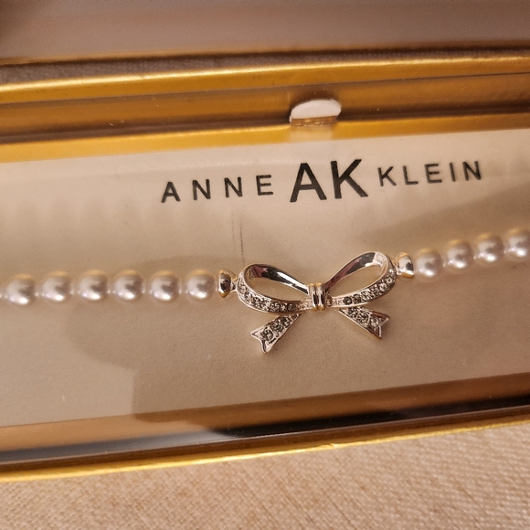 Womens new Anne Klein pearl  bow adjustable link bracelet NWT - Picture 2 of 3